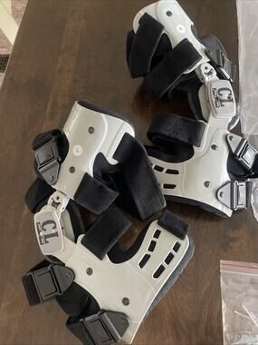 Large Medical Universal Knee Brace 1 LEFT & 1 RIGHT Comfortland Brace OA-200